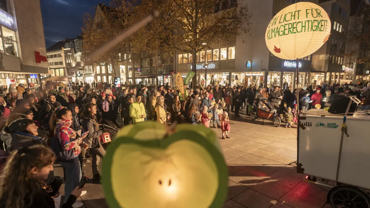 Münsterplatz: Laternendemo - Fridays For Future Ulm/Neu-Ulm beteiligt sich an weltweiten Klimaprotesten anlässlich der Weltklimakonferenz