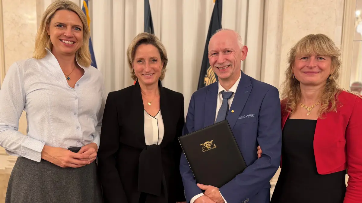 Wirtschaftsmedaille für Wolfrad Bächle; Bildunterschrift (v.l.n.r.): Sarah Schweizer MdL, Wirtschaftsministerin Dr. Nicole Hoffmeister-Kraut MdL, Wolfrad Bächle, Ehefrau Susanne Bächle