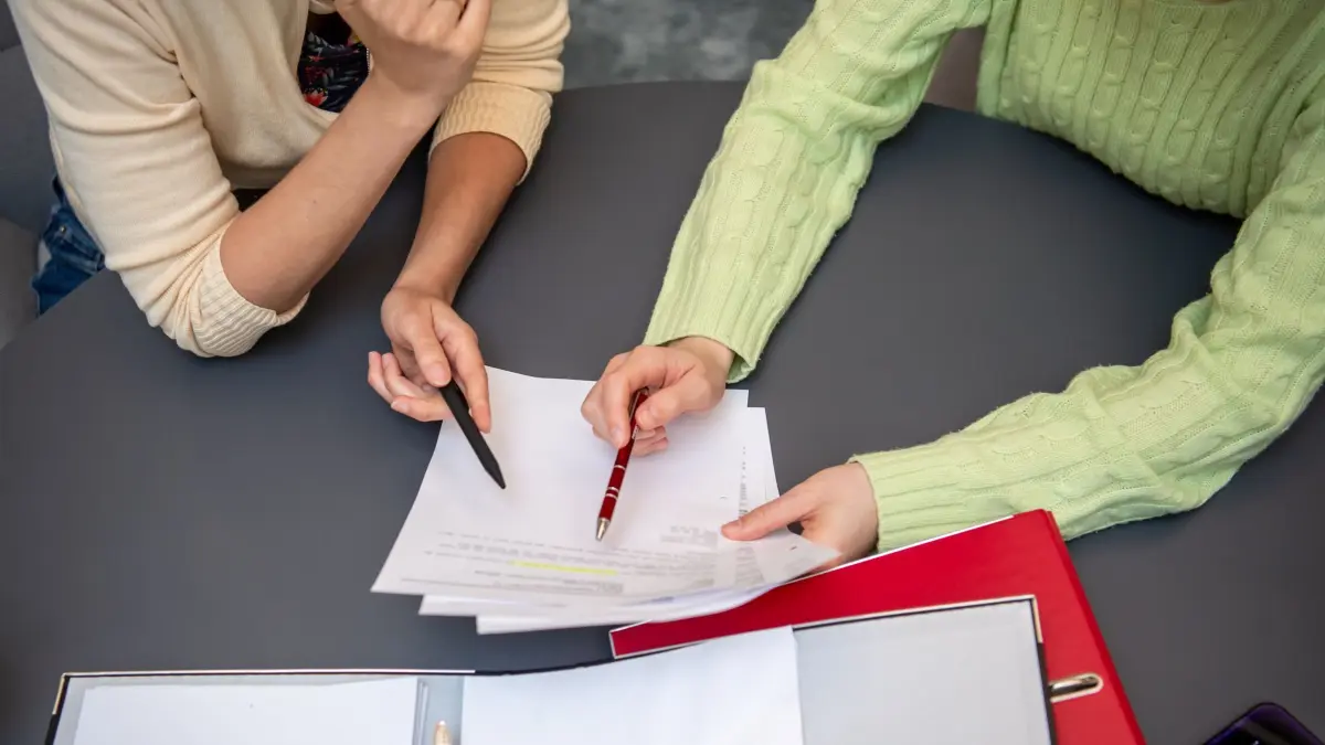 Zwei Frauen bei einem Beratungsgespraech: ILLUSTRATION - Überblick über die eigenen Finanzen verloren? Eine professionelle Schuldnerberatung kann dabei helfen, wieder auf die Füße zu kommen. (zu dpa: «Was geschieht eigentlich bei der Schuldnerberatung?») Foto: Nico Tapia/dpa-tmn - Honorarfrei nur für Bezieher des dpa-Themendienstes +++ dpa-Themendienst +++