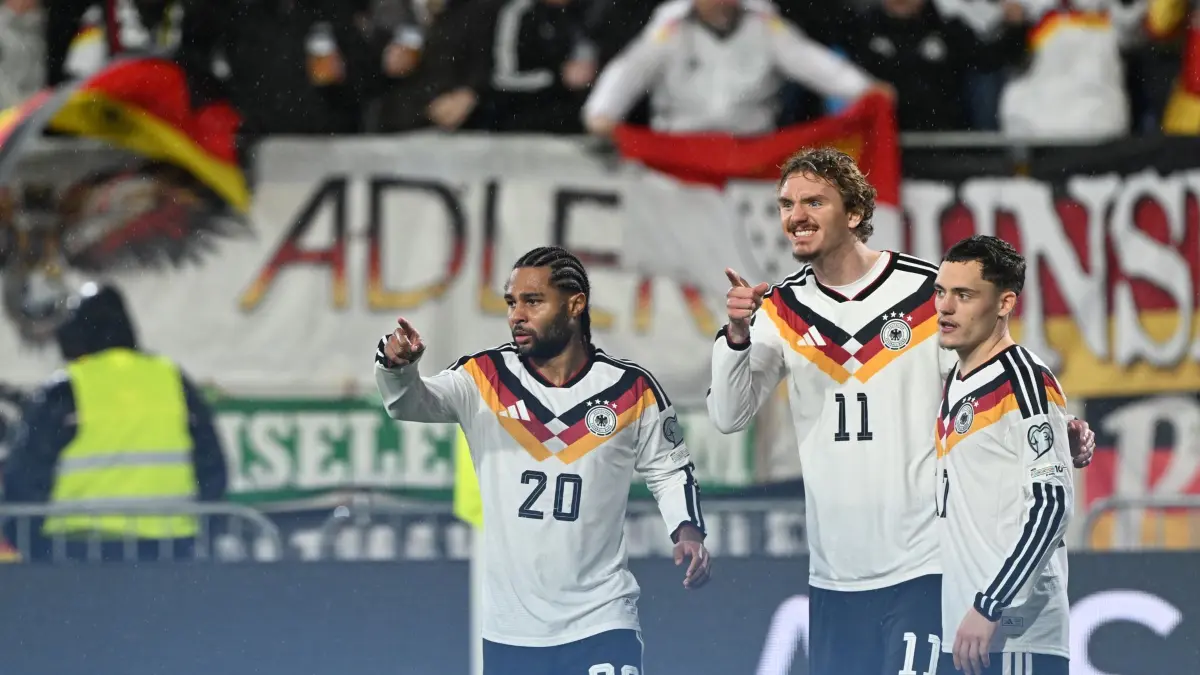 Luxemburg - Deutschland: 14.11.2025, Luxemburg: Fußball: WM-Qualifikation Europa, Luxemburg - Deutschland, Gruppenphase, Gruppe A, 5. Spieltag, Stade de Luxembourg, Deutschlands Nick Woltemade (M) feiert mit Serge Gnabry (l) und Florian Wirtz nach seinem Tor zum 0:1. Foto: Federico Gambarini/dpa +++ dpa-Bildfunk +++