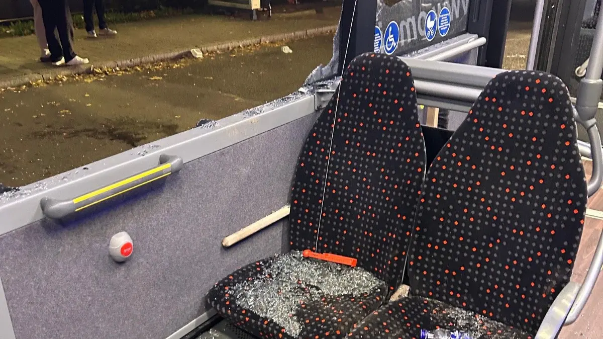 Beschädigter Bus nach Fankrawallen vor dem Europaleague-Spiel VfB - Feyenoord Rotterdamm, Busse stammen von Ottenbacher Busunternehmer Maximilian Kutzner.
