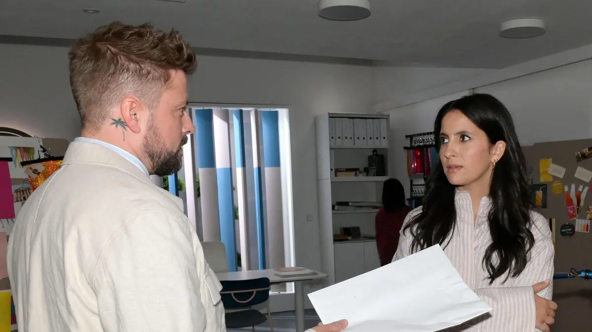 John (Felix von Jascheroff) und Laura (Chryssanthi Kavazi) wollen sich scheiden lassen.