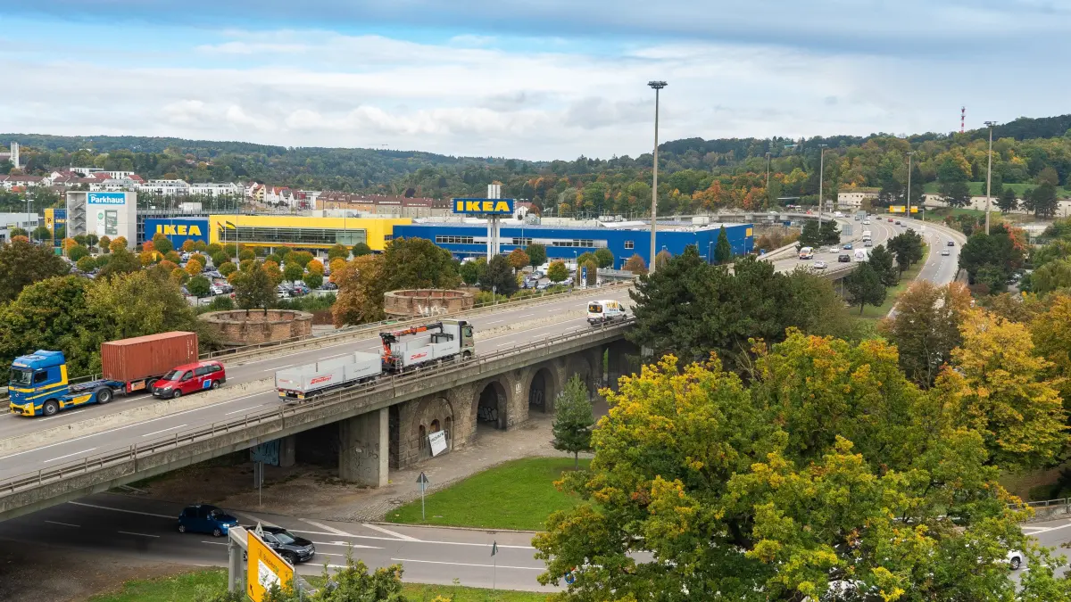 B10 führt über das Blaubeurer Tor: B10 führt über das Blaubeurer Tor