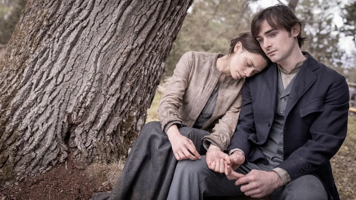 Johanna Lambert (Harriet Herbig-Matten) und Richard Pape (Aaron Hilmer) müssen ihre Liebe geheim halten.