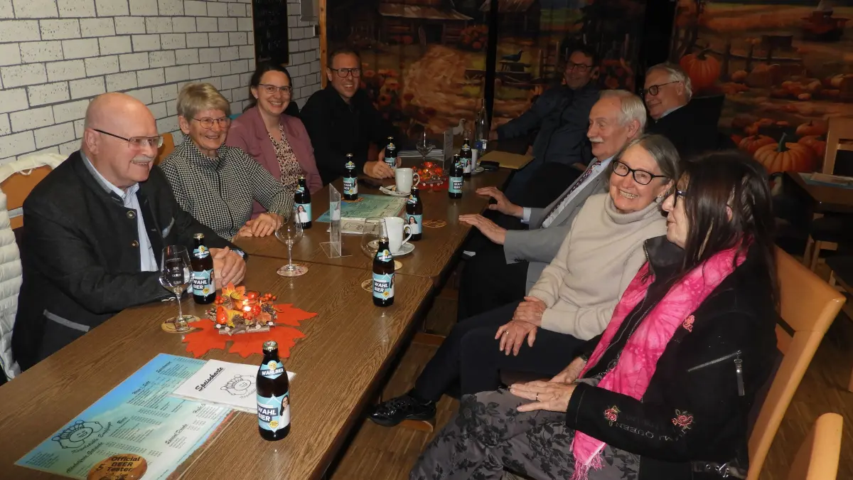 Gute Laune herrschte bei der CDU um Katrin Schindele und Bürgermeister Ferdinand Truffner (hinten links) in Empfingen. Wer genau hinschaut, sieht die besonderen Bierflaschen mit Schindeles Konterfei.