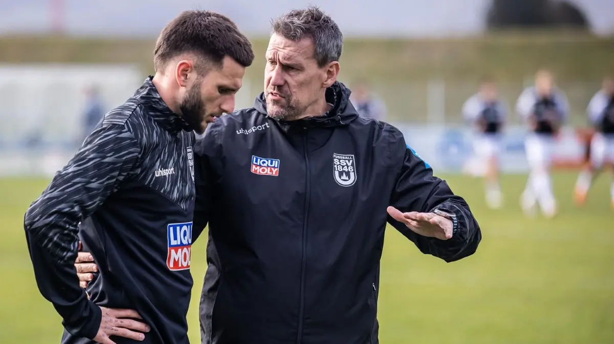 Oliver Unsöld (rechts) gibt Leon Dajaku die letzten Anweisungen. Beim Testspiel des SSV Ulm 1846 Fußball gegen den SCR Altach in Koblach ist Unsöld als Interimstrainer des Drittligisten tätig.