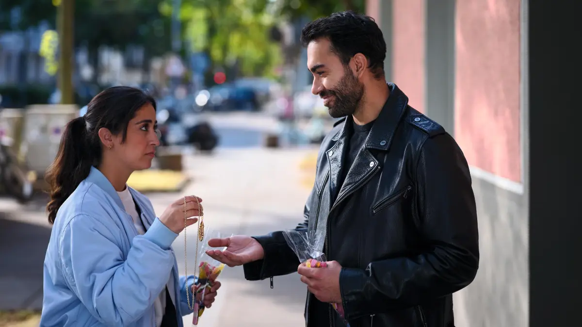 Esma (Özge Delioglan) kann nicht verhindern, dass Baris (Metehan Demiröz) sich hilfsbereit der Ketten-Problematik annimmt. +