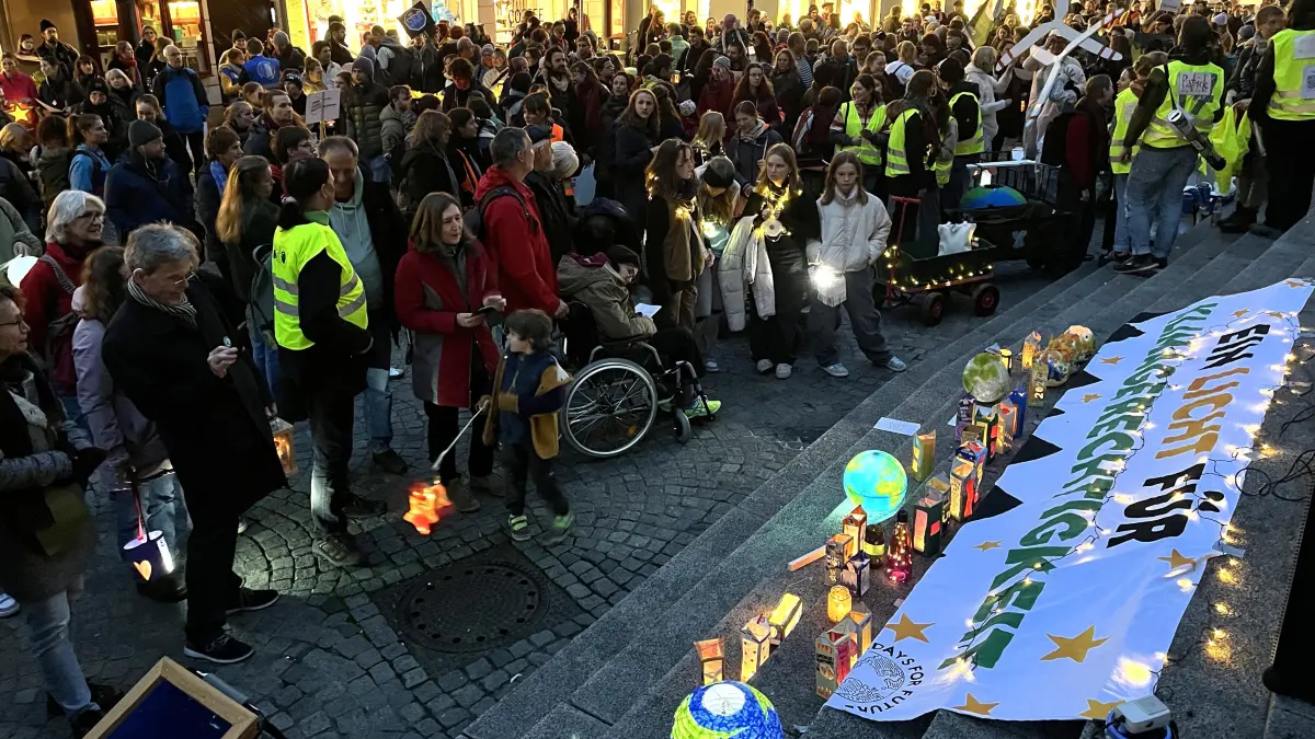 Viele Lichter für Klimagerechtigkeit: Laternendemo auf dem Tübinger Holzmarkt.