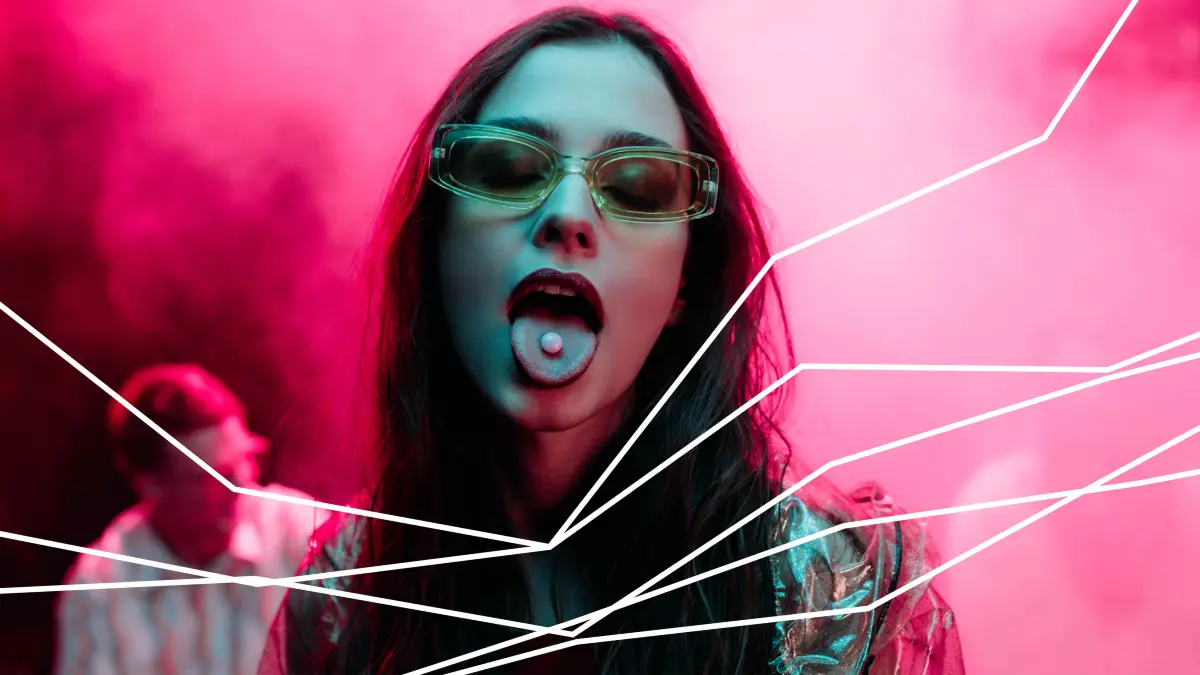 Eine kleine Pille, die aufputschende Glücksgefühle verursacht: Ecstasy ist vor allem eine Partydroge. Städte, die eine größere Clubkultur beherbergen, verzeichnen daher häufiger Ecstasy-Delikte.