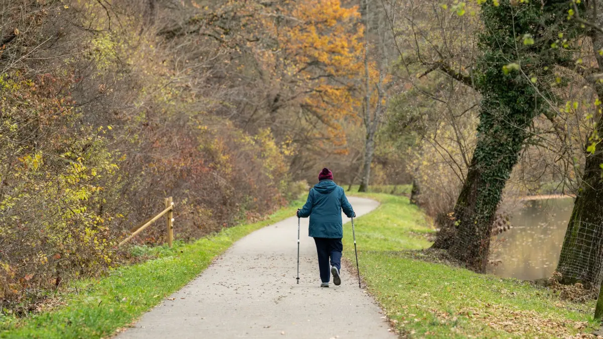 Wetter in Baden-Württemberg: 14.11.2025, Baden-Württemberg, Schömberg: Eine Frau geht am Stausee in Schönberg (Zollernalbkreis) auf einem Weg spazieren. In Baden-Württemberg werden teils Temperaturen bis zu 19 Grad und Sonnenschein erwartet. Foto: Silas Stein/dpa +++ dpa-Bildfunk +++