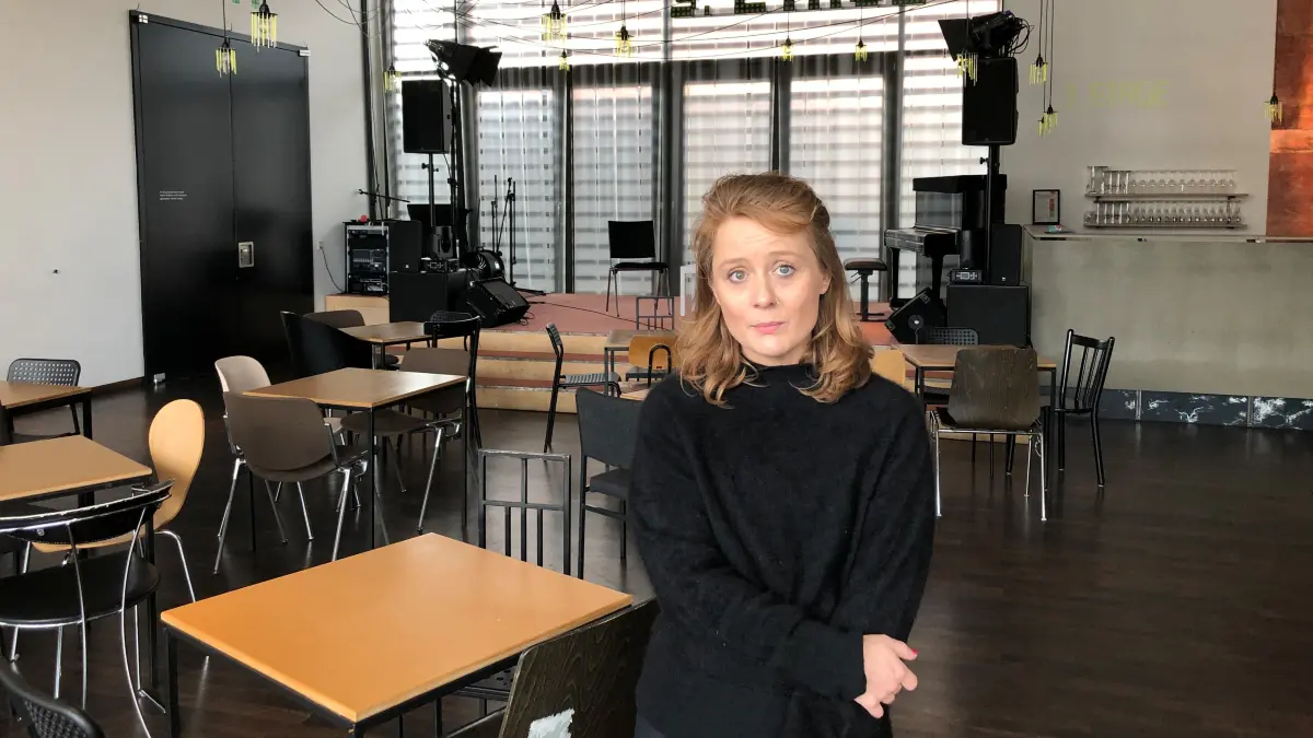 Greta Calinescu an ihrem alten Arbeitsplatz, im Staatstheater Nürnberg, wo sie speziell die "3. Etage" kuratierte. Jetzt arbeitet sie als freie Regisseurin und bereitet ihre erste Saison 2026/27 als Intendantin am Theater Ulm vor.