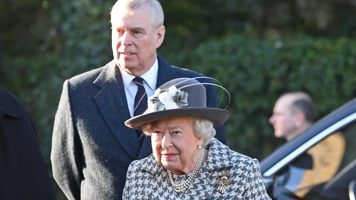 Prinz Andrew soll jahrelang Prostituierte ins Buckingham-Palast eingeladen haben – offenbar mit Wissen der Queen.
