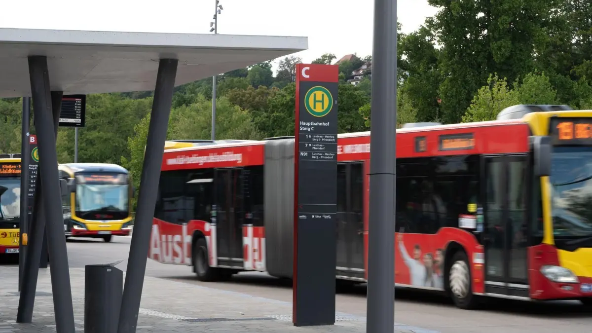 Busbahnhof Tübingen: ARCHIV - 29.08.2025, Baden-Württemberg, Tübingen: Zwei Busse fahren an einem haltenden Bus am Busbahnhof in Tübingen vorbei. (zu dpa: «Wenn KI die Plätze und Bahnhöfe überwacht - lohnt sich das?») Foto: Markus Lenhardt/dpa +++ dpa-Bildfunk +++