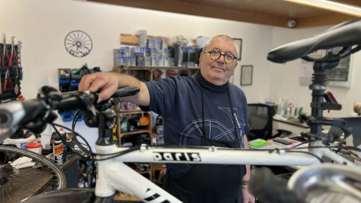 Martin Lamböck in seiner Fahrradwerkstatt in der Ehinger Hauptstraße.