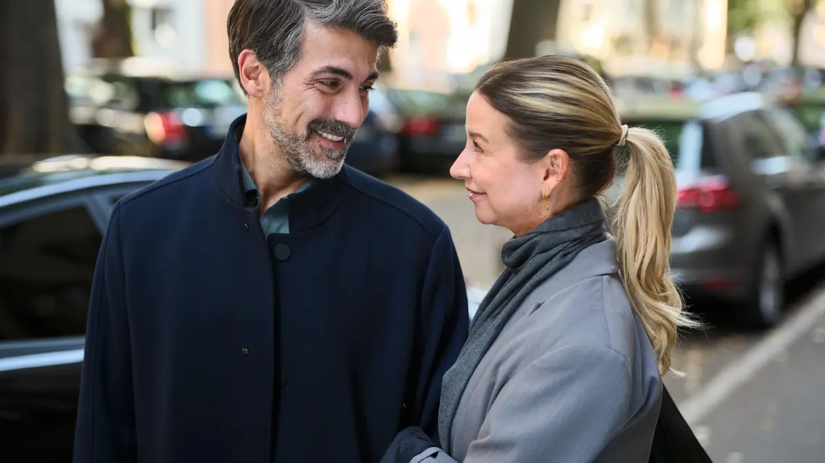 Ferhat (Harun Yildirim) wird von Ute (Isabell Hertel) beziehen bald gemeinsam Utes Wohnung.