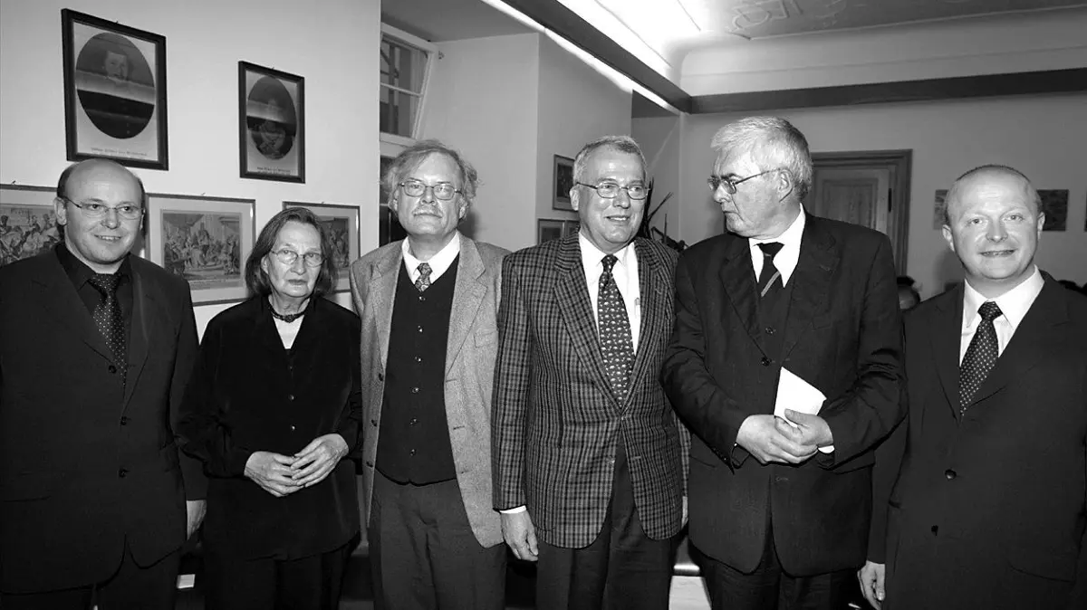 Bernd Ballmann Verabschiedung Auerbach Nordstetten: Auerbach-Museum Nordstetten: Mit einem Festakt dankte Horb Bernd Ballmann, dem Auerbach-Gönner, für sein großes Engagement. Von links nach
rechts: Der Nordstetter Ortsvorsteher Klaus Bok, die Historikerin Rosemarie Schuder-Hirsch, Auerbach-Kenner Professor
Thomas Scheuffelen, Bernd Ballmann, sein Nachfolger Ralf Jandl und Oberbürgermeister Michael Theurer. Bild: Kuball
Bild: Karl-Heinz Kuball