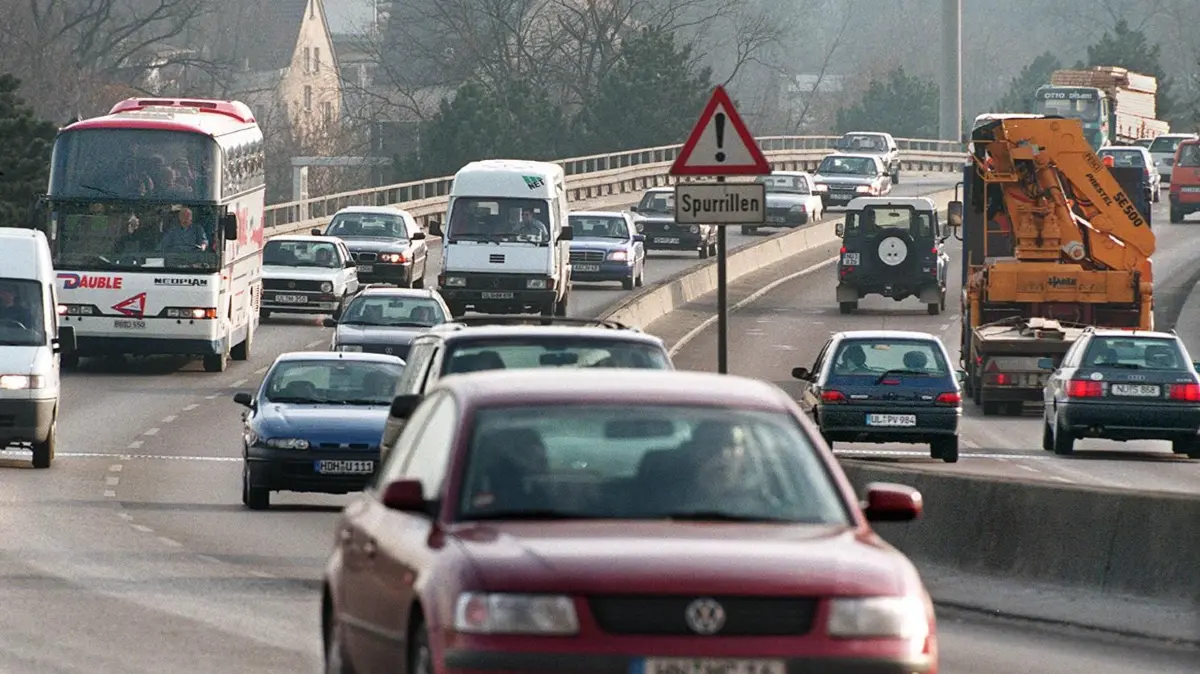 Ulm, Wallstraßenbrücke, Verkehr: An der Wallstraßenbrücke (über dem Blaubeurer Tor) vereinigen sich die Bundesstraßen B10 und B28. Beachten: erschien am 22.07.1998 in der Rundschau