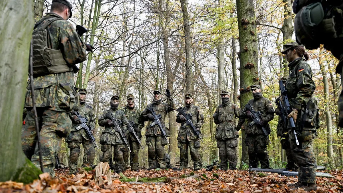 Medientag zur Basisausbildung bei der Bundeswehr: PRODUKTION - 13.11.2025, Nordrhein-Westfalen, Ahlen: Rekruten bei der Gefechtsausbildung im Rahmen eines Medientages zur Basisausbildung bei der Bundeswehr im Aufklärungsbataillon 7. Politiker von Union und SPD haben sich für den neuen Wehrdienst auf eine flächendeckende Musterung geeinigt. (zu dpa: «IW-Studie: Attraktivität des Diensts wird entscheidend sein») Foto: Federico Gambarini/dpa +++ dpa-Bildfunk +++