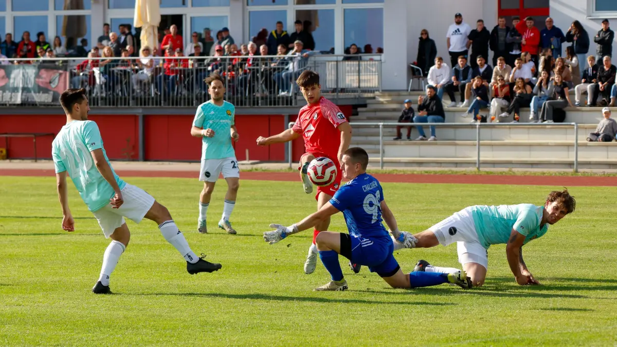 In der Rückrunde der vergangenen Landesliga-Saison trennten sich der TSV Ilshofen (rot) und der TSV Crailsheim 0:0. Damals verteidigte Mark Varga (rechts) noch für Crailsheim, seit dieser Saison kickt er für Ilshofen. Dominik Rummler (Zweiter von links) spielte von 2014 bis 2023 mit dem TSV Ilshofen in der Landesliga, Verbandsliga und Oberliga.