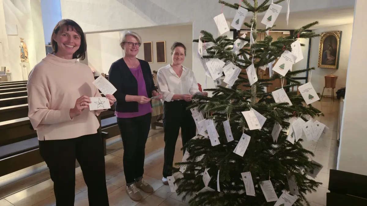 Haben noch über 100 Wünsche am Baum (von links): Beate Glöggler und Elke Winter von der katholischen Kirchengemeinde und Stefanie Pfister von der evangelischen Kirchengemeinde am Wunschbaum in der katholischen Kirche St. Martin in Ehrenstein.