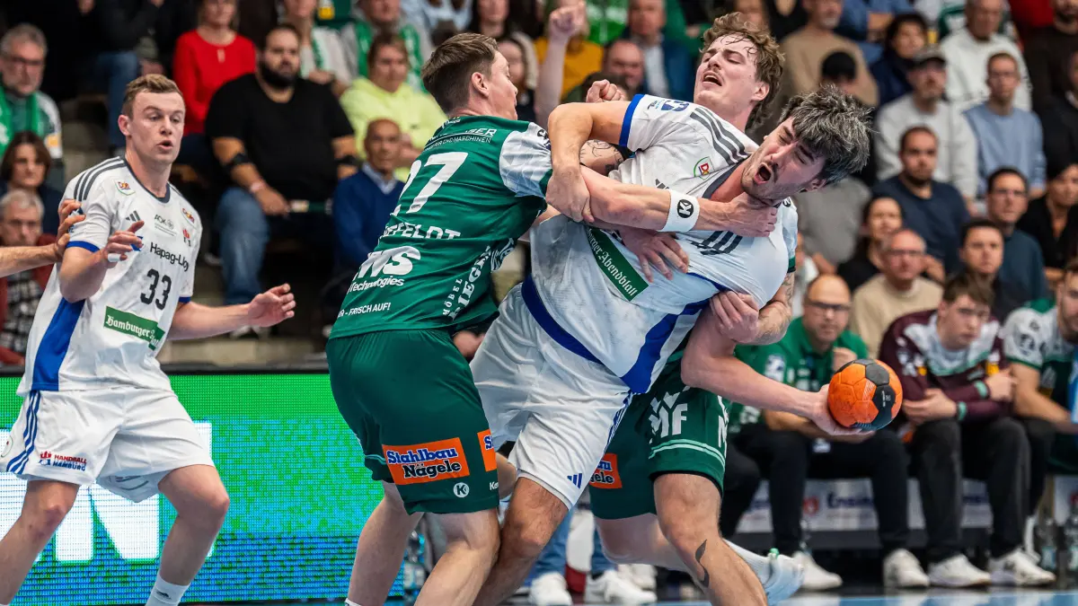 Frisch Auf Goeppingen vs. Handball Sport Verein Hamburg, Handball, 1. Bundesliga, Herren, Spielzeit 2025/2026, 13.11.2025: Jacob Lassen Handball Verein Hamburg, 09 im Duell mit Oskar Sunnefeldt Frisch Auf Goeppingen, 27 und Victor Kloeve Frisch Auf Goeppingen, 07, Frisch Auf Goeppingen vs. Handball Sport Verein Hamburg, Handball, 1. Bundesliga, Herren, Spielzeit 2025/2026, 13.11.2025, Frisch Auf Goeppingen vs. Handball Sport Verein Hamburg, Handball, 1. Bundesliga, Herren, Spielzeit 2025/2026, 13.11.2025 Goeppingen *** Jacob Lassen Handball Sport Verein Hamburg, 09 in duel with Oskar Sunnefeldt Frisch Auf Goeppingen, 27 and Victor Kloeve Frisch Auf Goeppingen, 07 , Frisch Auf Goeppingen vs Handball Sport Verein Hamburg, Handball, 1 Bundesliga, Men, Season 2025 2026, 13 11 2025, Frisch Auf Goeppingen vs Handball Sport Verein Hamburg, Handball, 1 Bundesliga, Men, Season 2025 2026, 13 11 2025 Goeppingen Copyright: xEibner-Pressefoto/MichaelxSchmidx EP_MST