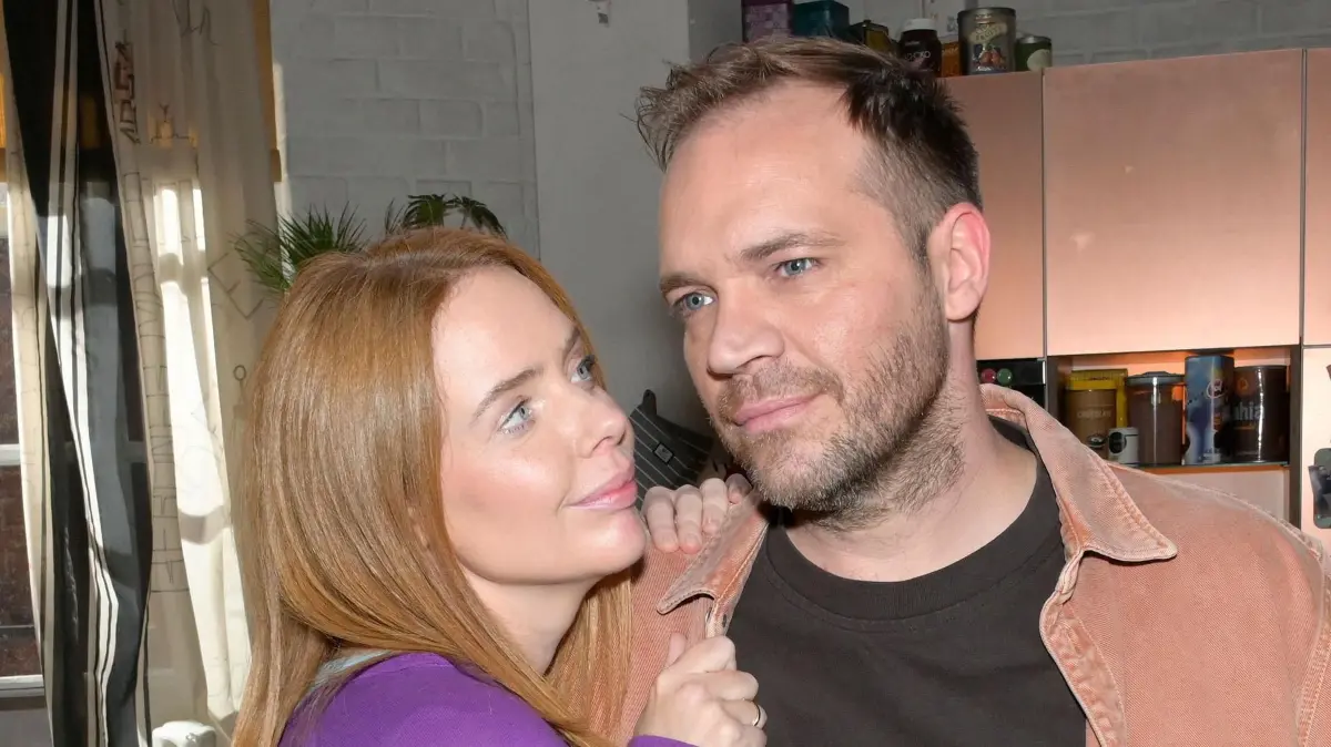 Erik (Patrick Heinrich) versucht sich auf Toni (Olivia Marei) zu konzentrieren, doch die Sorge um Matilda bleibt.