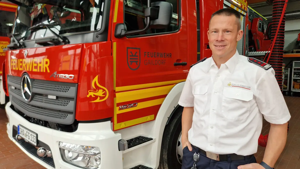 Neuer Stadtbrandmeister von Gaildorf - Stadtbrandmeister Uwe Traub aus Obersontheim an der Drehleiter in der Fahrzeughalle des Feuerwehrmagazins in der Gaildorfer Bahnhofstraße.