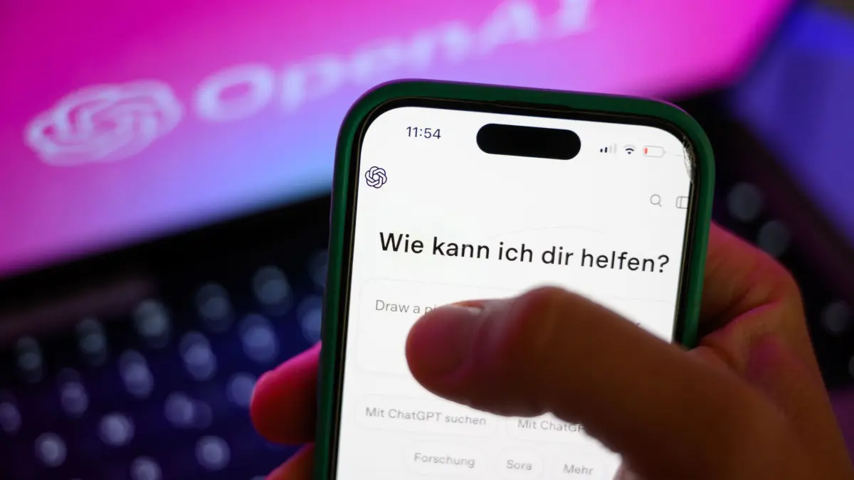 ChatGPT: ILLUSTRATION - 12.08.2025, Sachsen, Leipzig: ILLUSTRATION - Ein Smartphone mit dem KI-Chatbot ChatGPT ist vor dem Logo des US-Softwareunternehmens OpenAI zu sehen.
Viele Jugendliche wünschen sich den Umgang mit KI im Unterricht zu lernen. (zu dpa: «Studie: ChatGPT und andere Tools Alltagswerkzeug für Jugend») Foto: Hendrik Schmidt/dpa +++ dpa-Bildfunk +++