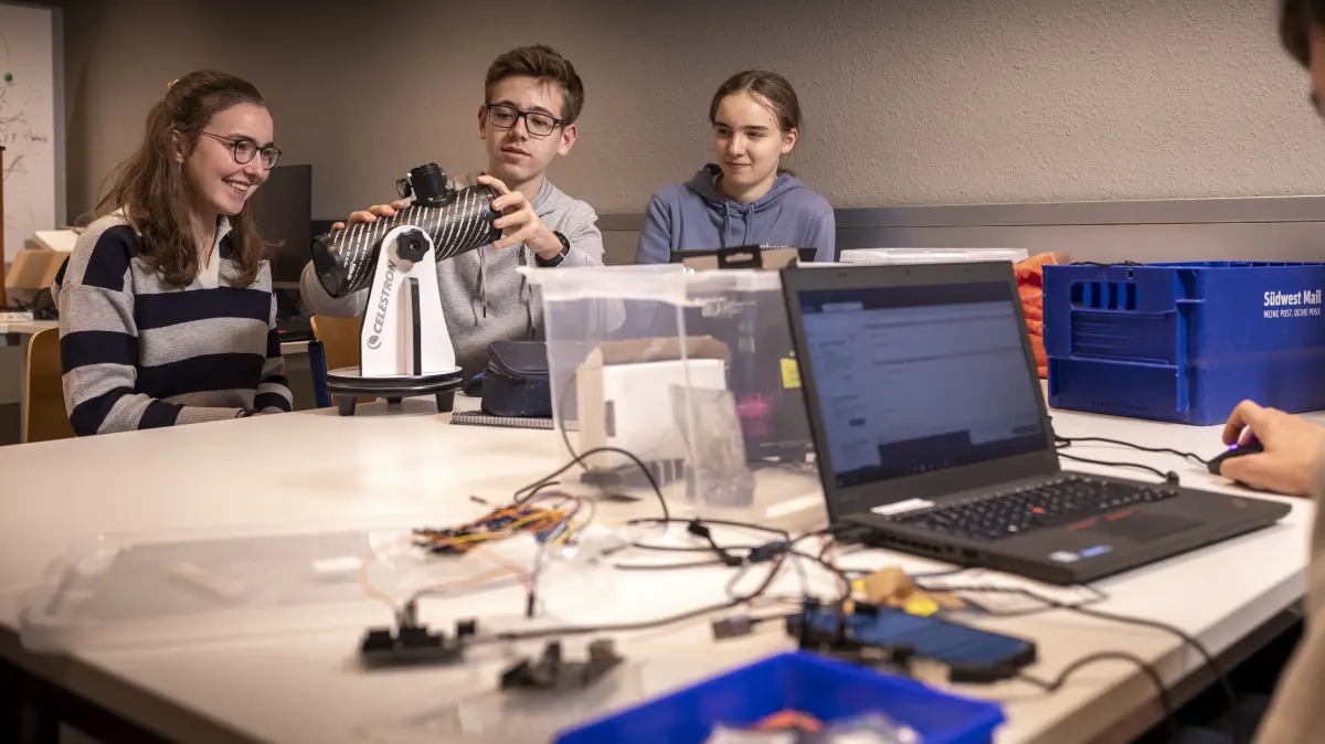 Schülerforschungszentrum, kommt es in die Gänge? was passiert dort?; Kursbesuch zu Physik, Technik und Astronomie mit Schubartlehrer Georg Däges