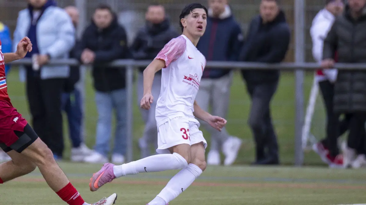 Da können Vencel Kozul (links) und Torwart Dominik Gavric vom FC Blaubeuren nur noch zuschauen. Nikola Stojnovic tifft für Türkspor Neu-Ulm zur Führung im Spitzenduell der Fußball-Landesliga. Mit diesem Tor endet Gavrics Serie: bis dahin war er 852 Minuten ohne Gegentor geblieben.