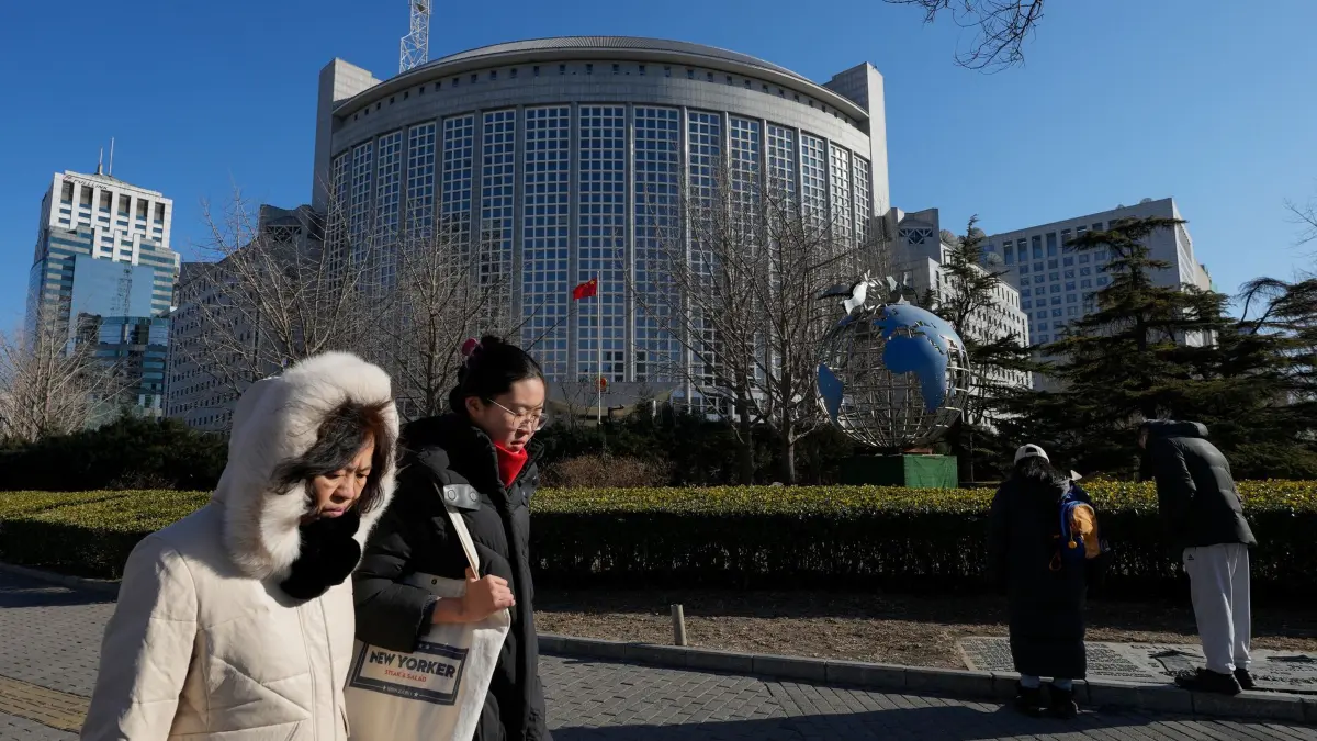 Chinesisches Außenministerium: ARCHIV - 05.02.2025, China, Peking: Menschen gehen am chinesischen Außenministerium vorbei. (Archivfoto) (zu dpa: «Streit um Taiwan: China rät Bürgern von Reisen nach Japan ab») Foto: Andy Wong/AP/dpa +++ dpa-Bildfunk +++