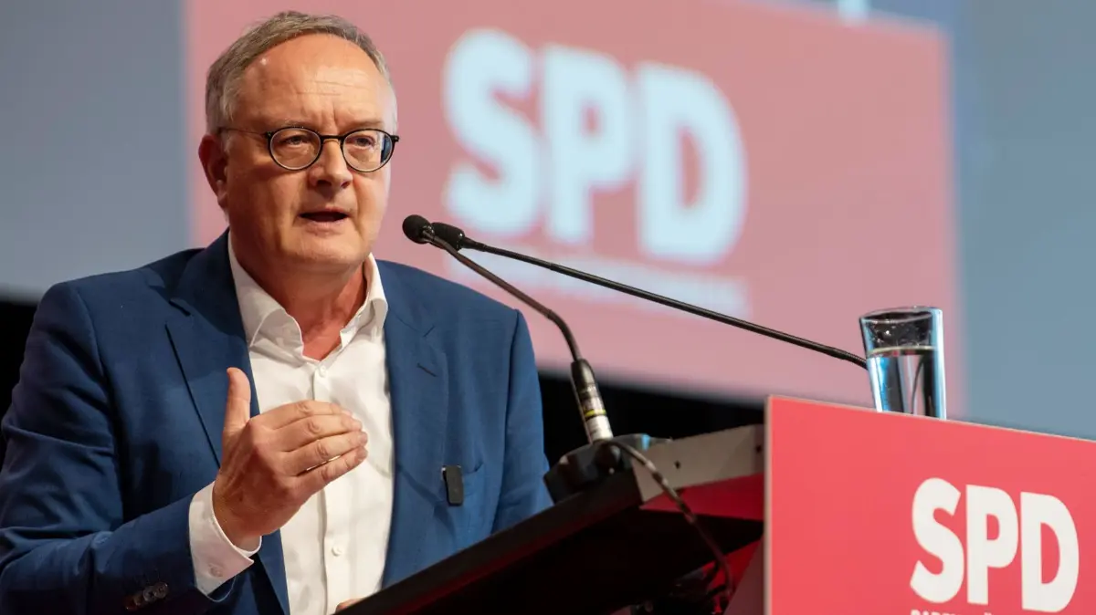 Landesparteitag SPD Baden-Württemberg: 15.11.2025, Baden-Württemberg, Ulm: Beim Landesparteitag der SPD Baden-Württemberg spricht Andreas Stoch, Landesvorsitzender der SPD Baden-Württemberg, in der Donauhalle. Foto: Stefan Puchner/dpa +++ dpa-Bildfunk +++