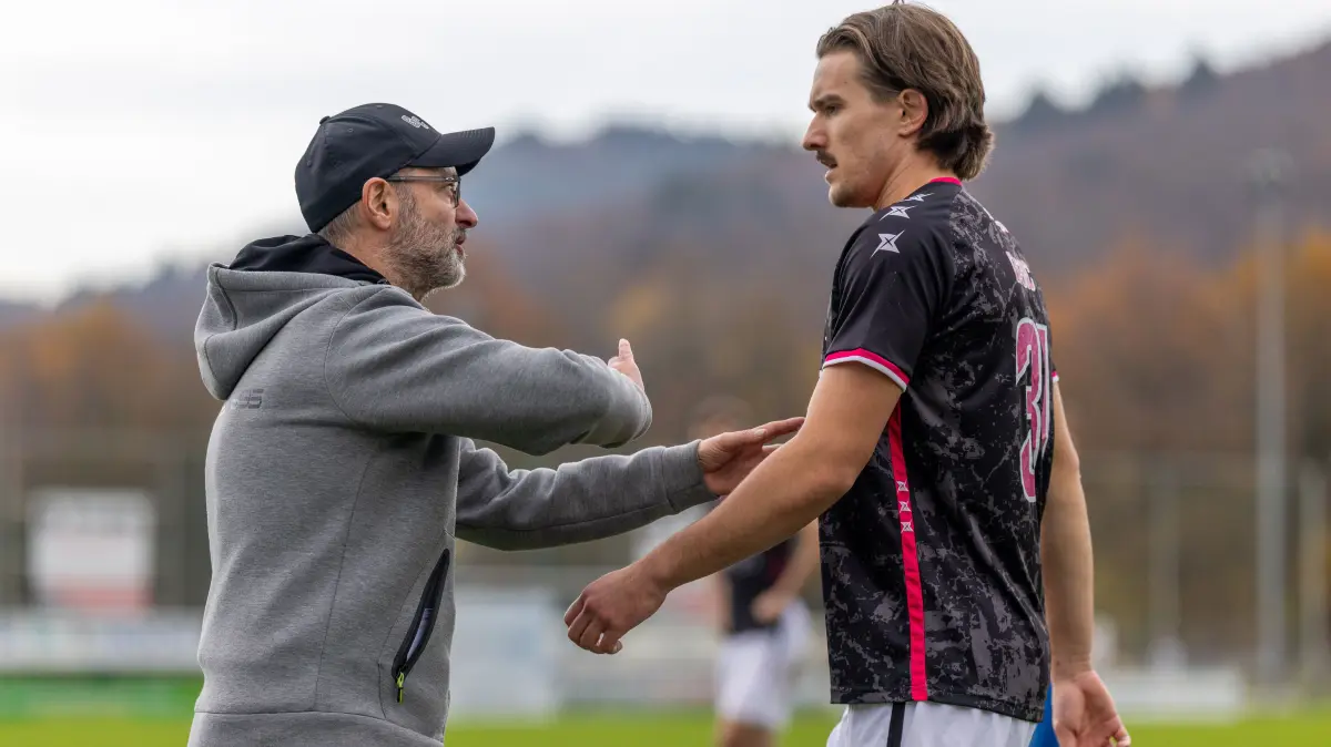 FC Denzlingen vs. 1. Goeppinger SV, Fussball, Oberliga BW Herren, 17. Spieltag, Saison 2025/2026, 15.11.2025: Anweisungen von Gianni Coveli (1. Goeppinger SV, Chef-Trainer) an seinen Stürmer Antonio Babic (1. Goeppinger SV, #31),
FC Denzlingen vs. 1. Goeppinger SV, Fussball, Oberliga BW Herren, 17. Spieltag, Saison 2025/2026, 15.11.2025,
Foto: Eibner-Pressefoto/Bastian Paas