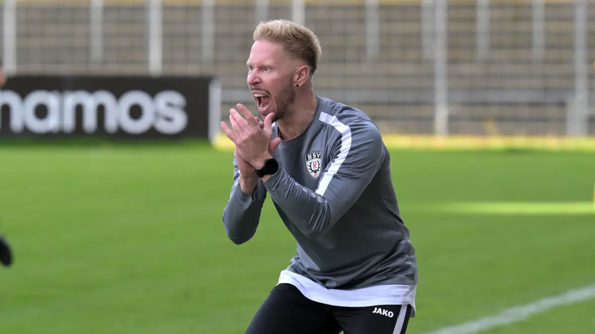 Fussball OL | SSV Reutlingen vs. TSV Essingen: Fussball OL | SSV Reutlingen (rot) vs. TSV Essingen (blau) // 2025-11-15 // Foto: Joachim Baur // Trainer Marvin Petzschner (SSV Reutlingen)