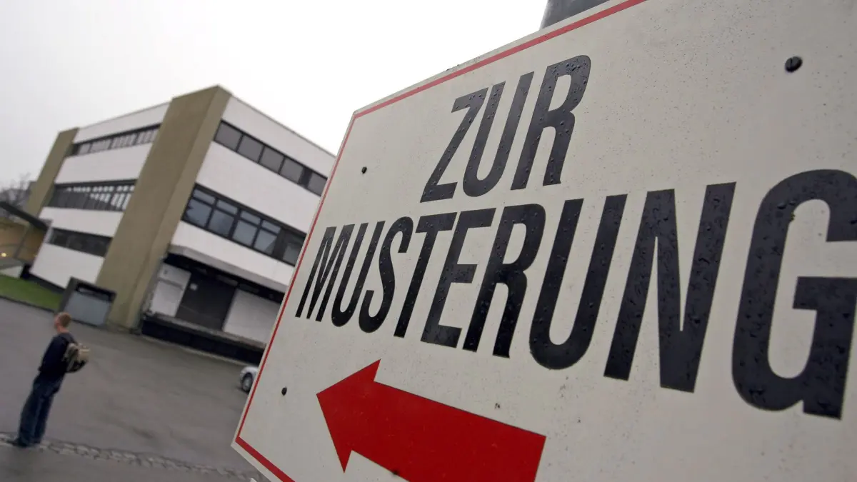 Musterung im Kreiswehrersatzamt: ARCHIV - 03.04.2007, Bayern, Kempten: ARCHIV - Ein Wehrpflichtiger steht am 04.04.2007 unter einem Hinweisschild mit der Aufschrift «Zur Musterung» vor dem Kreiswehrersatzamt in Kempten (Schwaben). Vor fünf Jahren, am 30. Juni 2011, endete die Wehrpflicht. Foto\ Karl-Josef Hildenbrand/dpa +++(c) dpa - Bildfunk+++ (zu dpa: «Mehrheit steht hinter verpflichtender Musterung») Foto: Karl-Josef Hildenbrand/dpa +++ dpa-Bildfunk +++