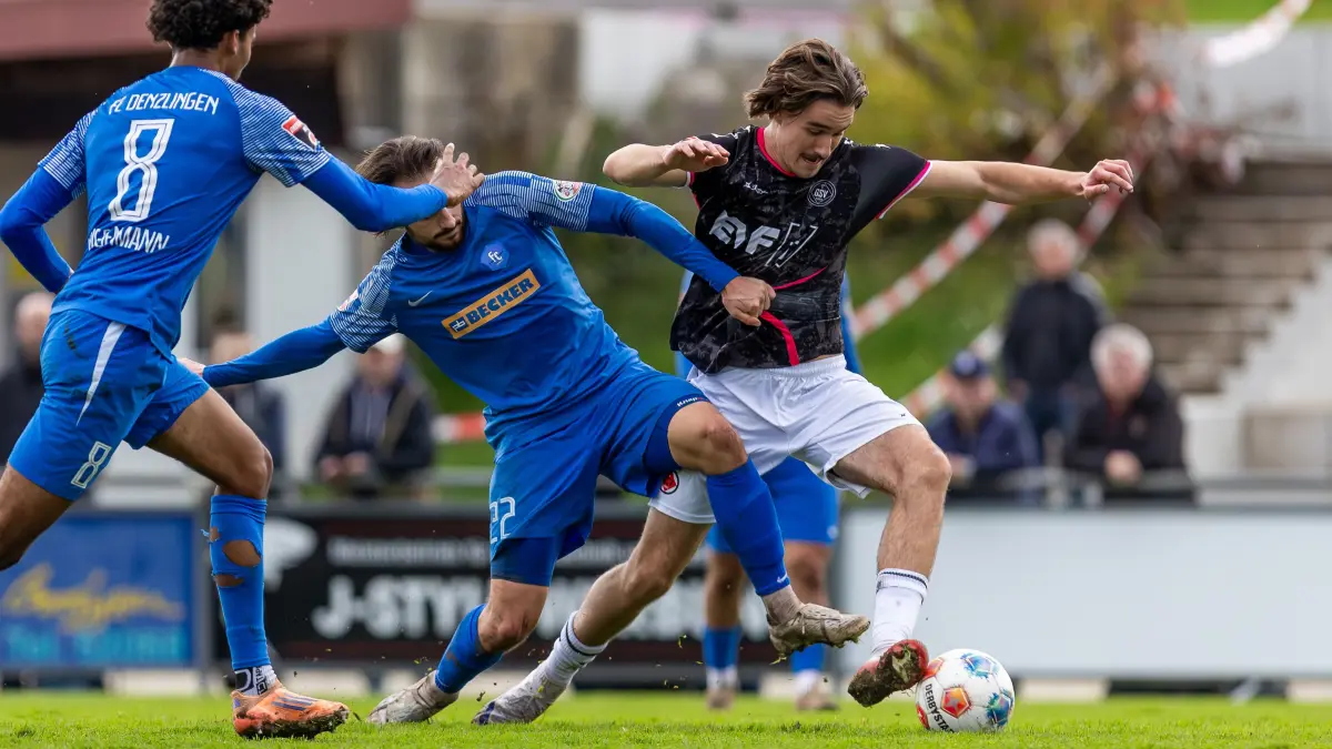 FC Denzlingen vs. 1. Goeppinger SV, Fussball, Oberliga BW Herren, 17. Spieltag, Saison 2025/2026, 15.11.2025: Julde Riggenmann (FC Denzlingen, #08), Hendrik Gehring (FC Denzlingen, #22), Antonio Babic (1. Goeppinger SV, #31),
FC Denzlingen vs. 1. Goeppinger SV, Fussball, Oberliga BW Herren, 17. Spieltag, Saison 2025/2026, 15.11.2025,
Foto: Eibner-Pressefoto/Bastian Paas