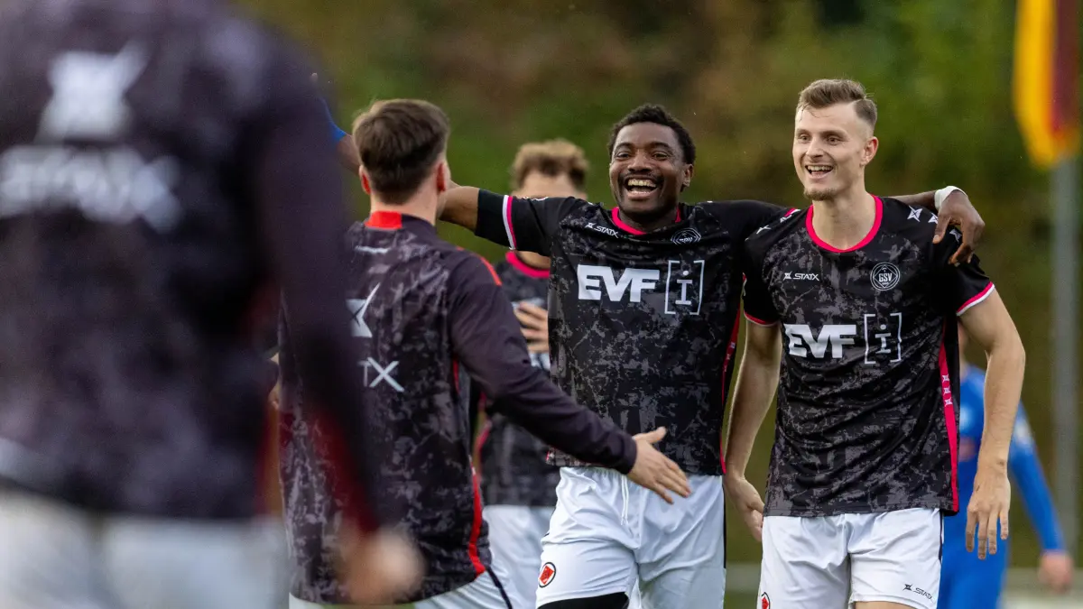 FC Denzlingen vs. 1. Goeppinger SV, Fussball, Oberliga BW Herren, 17. Spieltag, Saison 2025/2026, 15.11.2025: Jubel über den Sieg nach Abpfiff bei Francis Chigaemezu Ubabuike (1. Goeppinger SV, #11) und David Trivunic (1. Goeppinger SV, #13),
FC Denzlingen vs. 1. Goeppinger SV, Fussball, Oberliga BW Herren, 17. Spieltag, Saison 2025/2026, 15.11.2025,
Foto: Eibner-Pressefoto/Bastian Paas