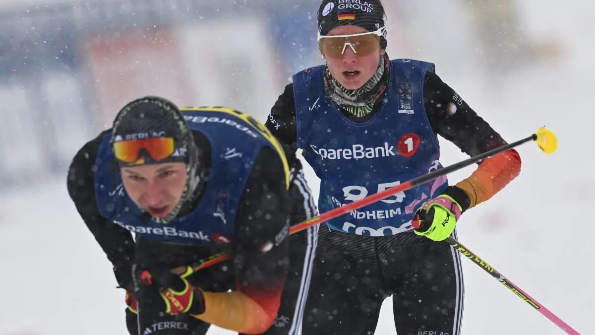 Ski nordisch: Weltmeisterschaft: ARCHIV - 04.03.2025, Norwegen, Trondheim: Ski nordisch, Weltmeisterschaft, Langlauf, Damen, Sprint, Klassisch VI, Qualifikation: Johanna Recktenwald aus Deutschland mit ihrem Guide (l) in Aktion. (zu dpa: «Recktenwald und Topf sind Para-Sportler des Jahres») Foto: Hendrik Schmidt/dpa +++ dpa-Bildfunk +++