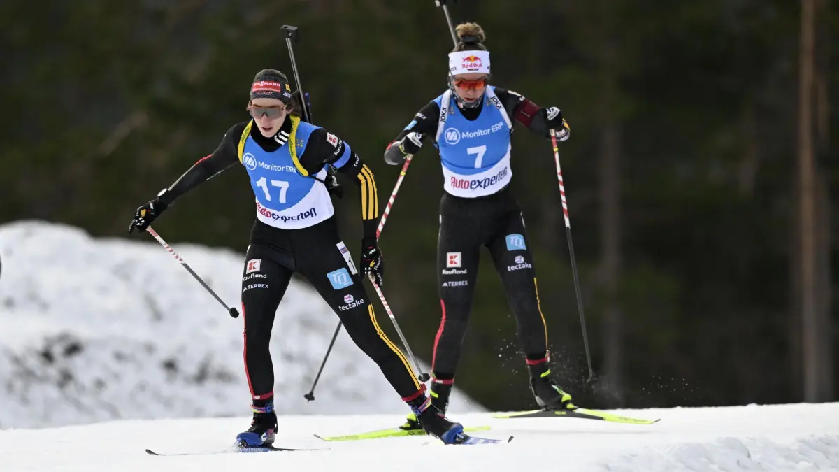 Schweden Biathlon: 15.11.2025, Schweden, Idre: Ski nordisch, Biathlon, Frauen, 8km Sprint: Die deutsche Vanessa Voigt (l) und die deutsche Selina Grotioan in Aktion. Foto: Nisse Schmidt/TT News Agency/AP/dpa +++ dpa-Bildfunk +++