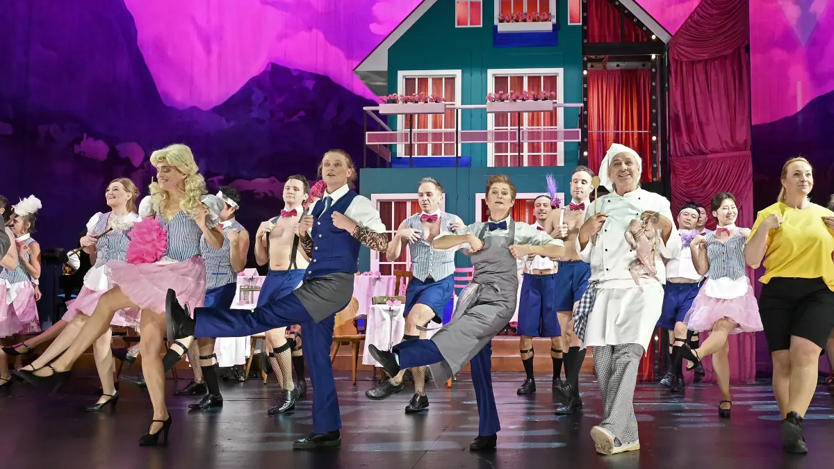 Fröhlich, bunt, klamottig: Das Ulmer Theater zeigt die Operette "Im weißen Rössl".