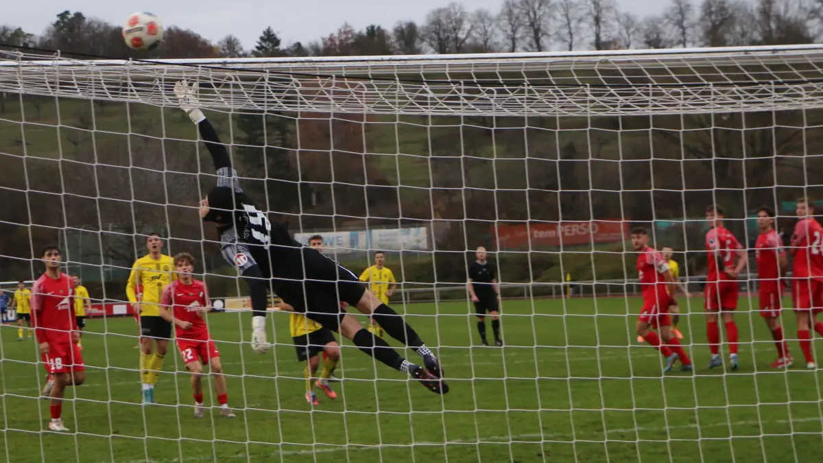 Da wäre dem TSV Crailsheim (gelb) im Landesliga-Derby gegen den TSV Ilshofen kurz vor Spielende beinahe noch der „Lucky Punch“ geglückt, doch der Freistoß von Louis Hermann klatscht letztlich nur an die Latte.