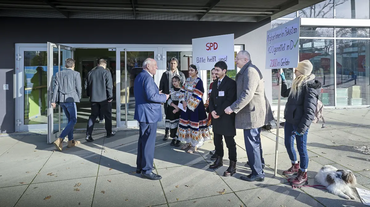 Soliaktion am Rande des SPD-Parteitages, Afghaninnen wollen Hilfsappell an Politiker übergeben