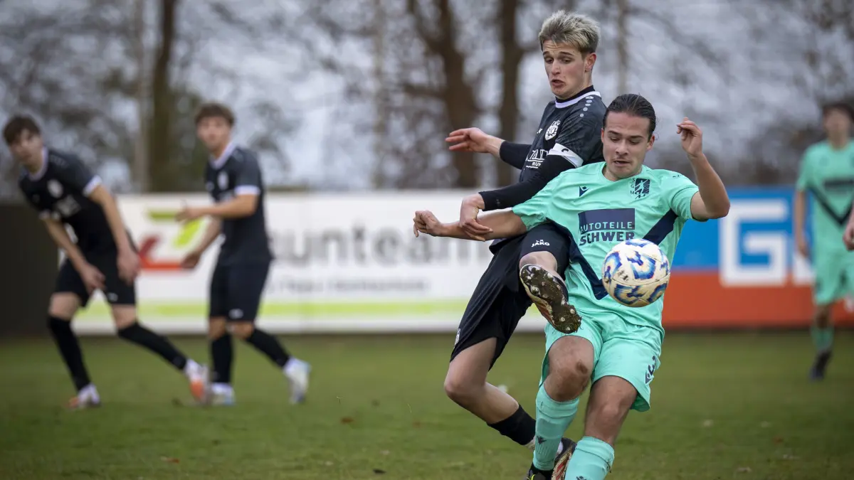 Fußball, Optik, U19 Verbandsstaffel, Holzschwanger SV (mint) gegen SSV Reutlingen II (schwarz) - Nr 3 Holzschwang (David Krümmel) - 5 Reutlingen