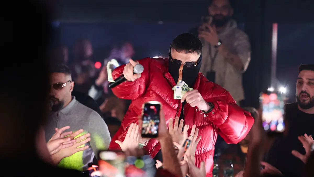 Haftbefehl in Gießen: 16.11.2025, Hessen, Gießen: Der Rapper Haftbefehl tritt im La Louve in Gießen auf. Foto: Hannes P. Albert/dpa +++ dpa-Bildfunk +++