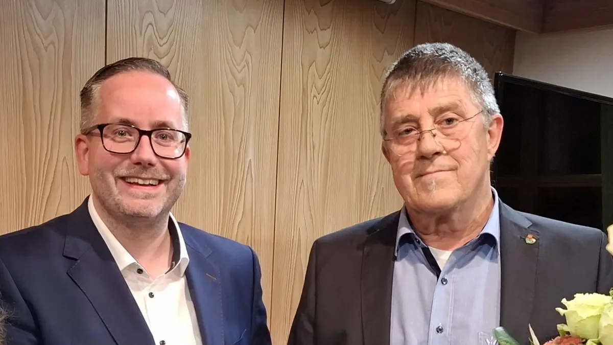 Benjamin Braun (Mitte) gewinnt die Bürgermeisterwahl in Altheim mit Ehefrau Laura Braun und Wahlleiter Karl-Heinz Erb.