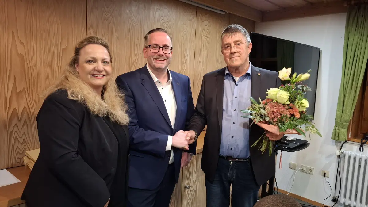 Benjamin Braun (Mitte) gewinnt die Bürgermeisterwahl in Altheim mit Ehefrau Laura Braun und Wahlleiter Karl-Heinz Erb.