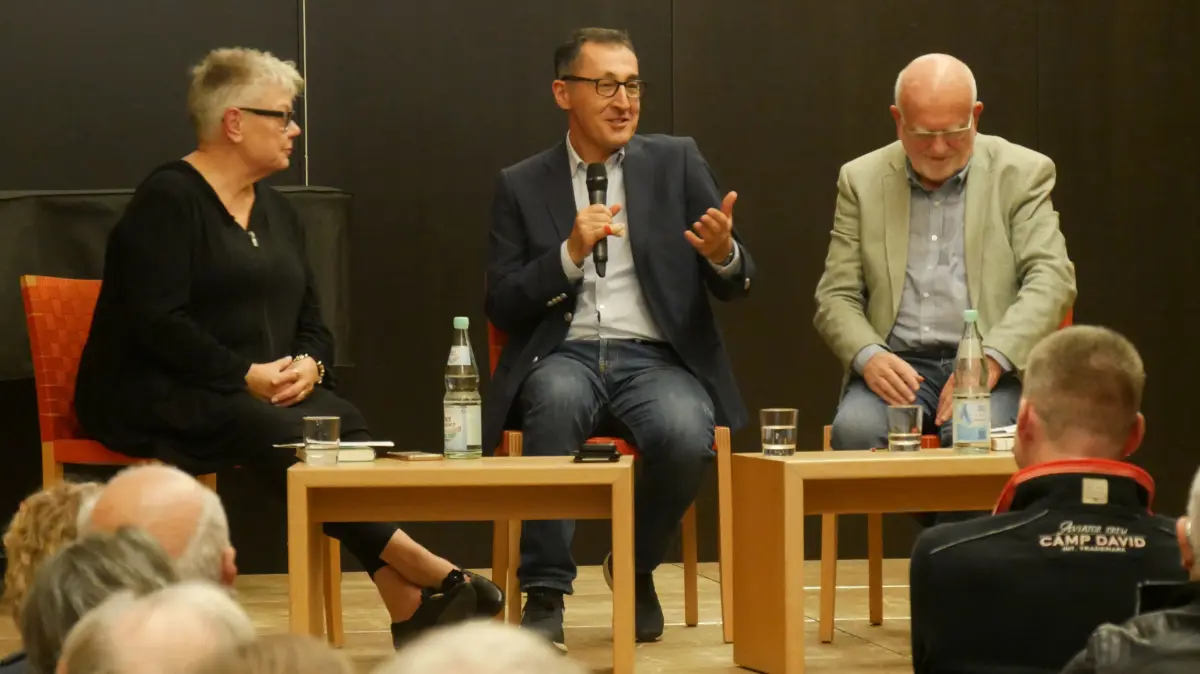 Sie unterhielten sich am Samstagabend in der Bad Uracher Schlossmühle munter, informativ und amüsant - die Biografen Johanna Henkel-Waidhofer und Peter Henkel, in der Mitte Cem Özdemir, um das Buch ging es allerdings nur ganz am Rand.