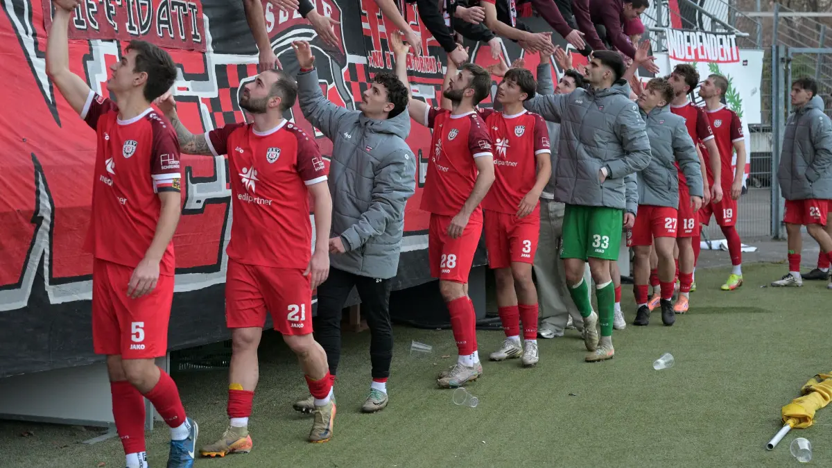 Fussball OL | SSV Reutlingen vs. TSV Essingen: Fussball OL | SSV Reutlingen (rot) vs. TSV Essingen (blau) // 2025-11-15 // Foto: Joachim Baur // Abklatschen bei den Fans