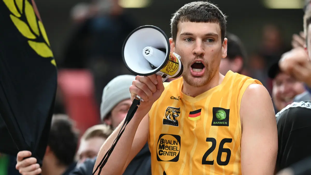 GER, Tigers Tuebingen vs. Gartenzaun24 Baskets Paderborn, Basketball, Herren, Pro A, 2. Barmer Basketball Bundesliga, Saison 2025/2026, 16.11.2025: Till Joenke (Tigers Tuebingen, #26) feiert mit den Fans in der Fankurve
GER, Tigers Tuebingen vs. Gartenzaun24 Baskets Paderborn, Basketball, Herren, Pro A, 2. Barmer Basketball Bundesliga, Saison 2025/2026,
16.11.2025
Foto: Eibner-Pressefoto/Nicolas Woern