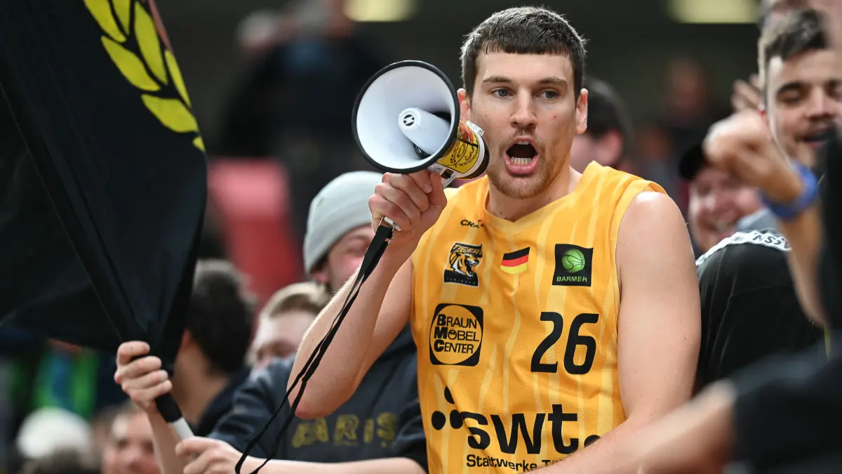 GER, Tigers Tuebingen vs. Gartenzaun24 Baskets Paderborn, Basketball, Herren, Pro A, 2. Barmer Basketball Bundesliga, Saison 2025/2026, 16.11.2025: Till Joenke (Tigers Tuebingen, #26) feiert mit den Fans in der Fankurve
GER, Tigers Tuebingen vs. Gartenzaun24 Baskets Paderborn, Basketball, Herren, Pro A, 2. Barmer Basketball Bundesliga, Saison 2025/2026,
16.11.2025
Foto: Eibner-Pressefoto/Nicolas Woern